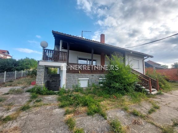 Kuća od 200m² na 13 ari placa u Vinogradima