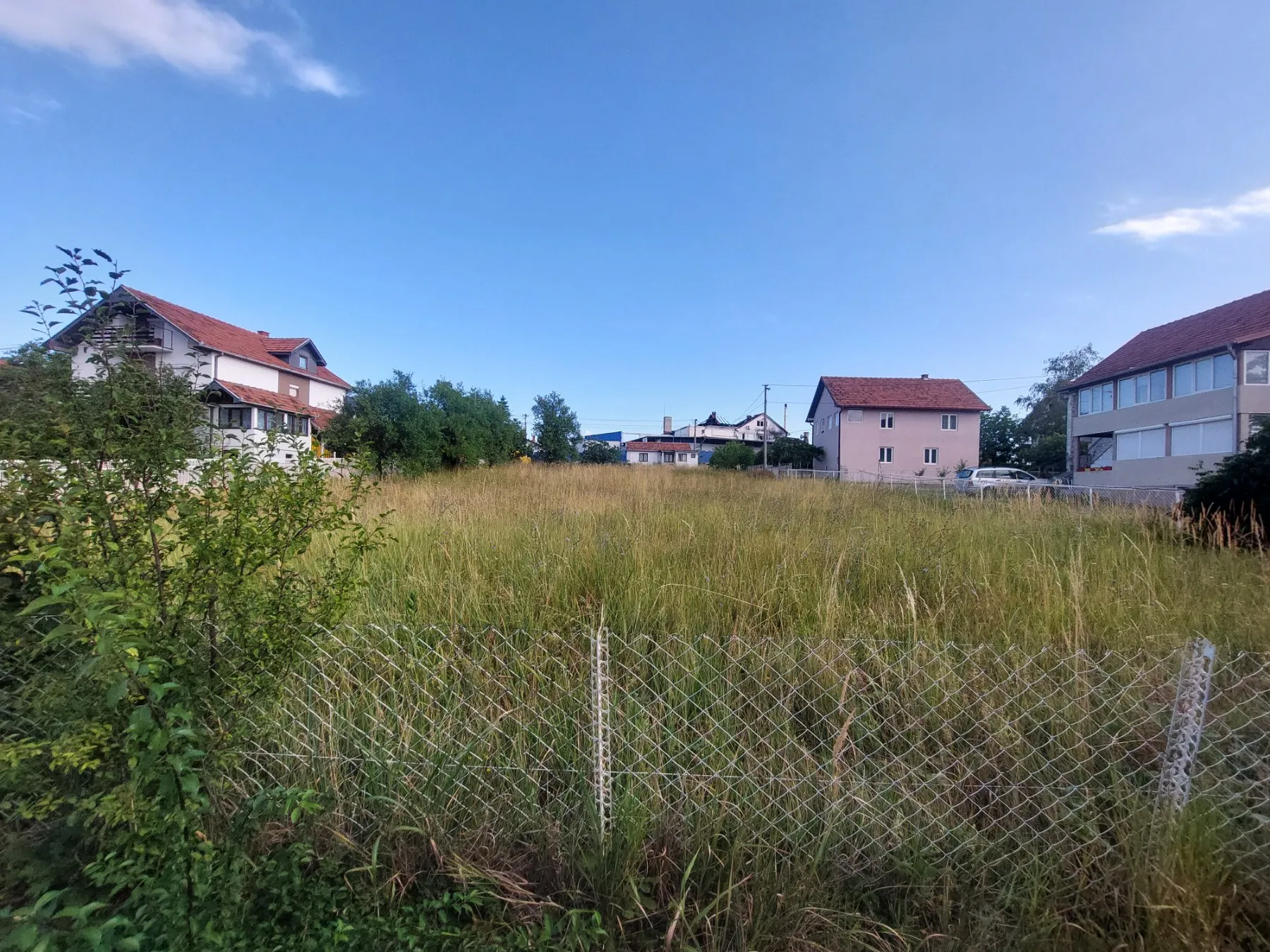 Plac za uknjiženom kućom za renoviranje ili gradnju